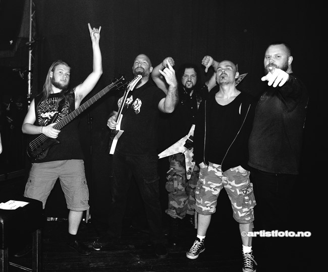 Blood_Red_Throne_Bandpicture_Copyright_2019_DSC_7543_artistfoto.no