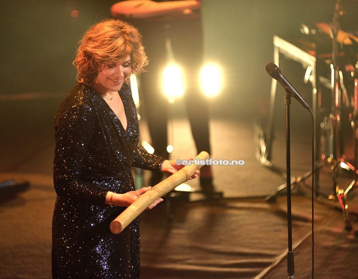 Sissel Kyrkjebø viste frem regnstav som hun fikk i 50 årsgave. Kilden 2019. Foto: Svein Erik Nomeland