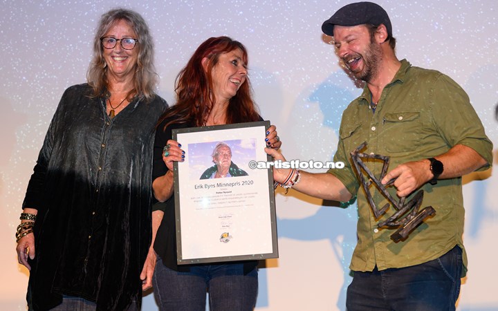 Petter uteligger Nyquist mottok Erik Byes minnepris 2020, på Protestfestivalen 2020 , Kristiansand. Fra venstre: Karen Bye, Ellen Bye og Petter uteligger Nyquist. Foto: Svein Erik Nomeland