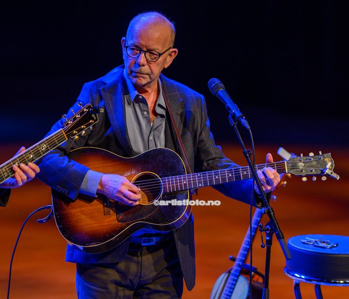 To rustne herrer, med Jonas Fjeld og Ole Paus, hadde konsert i Kilden i Kristiansand. Foto: Svein Erik Nomeland