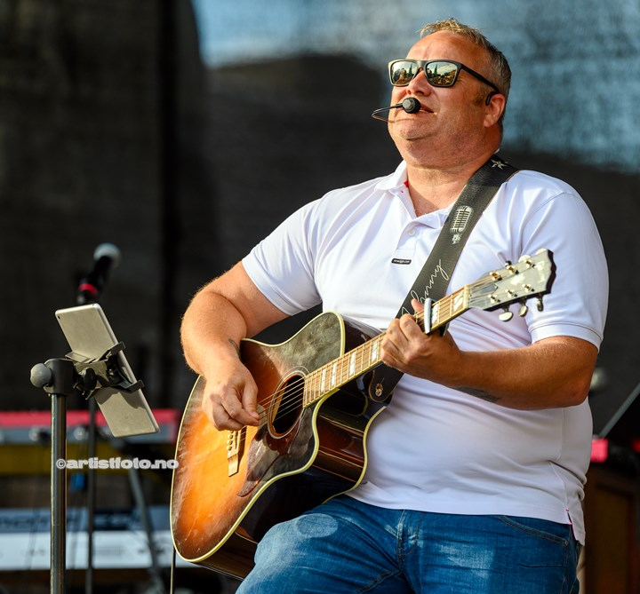 Johnny Sandåker på Øvre Torv i Kristiansand. Foto: Svein Erik Nomeland