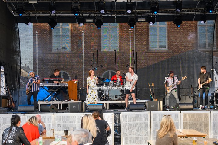 Stråmenn på Øvre Torv i Kristiansand. Foto: Svein Erik Nomeland