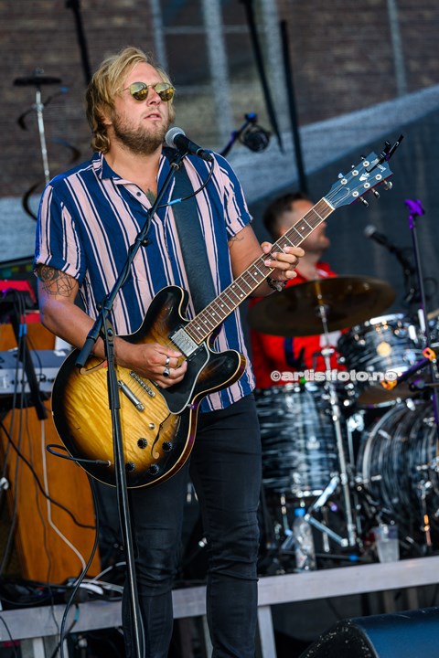 Stråmenn på Øvre Torv i Kristiansand. Foto: Svein Erik Nomeland