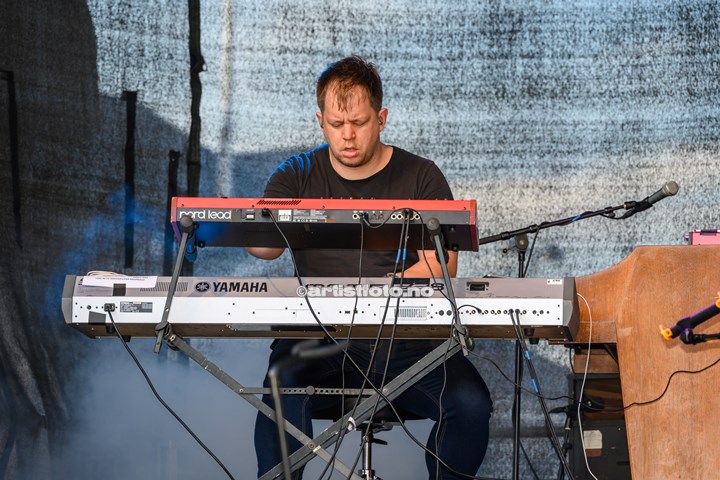 Stråmenn på Øvre Torv i Kristiansand. Foto: Svein Erik Nomeland