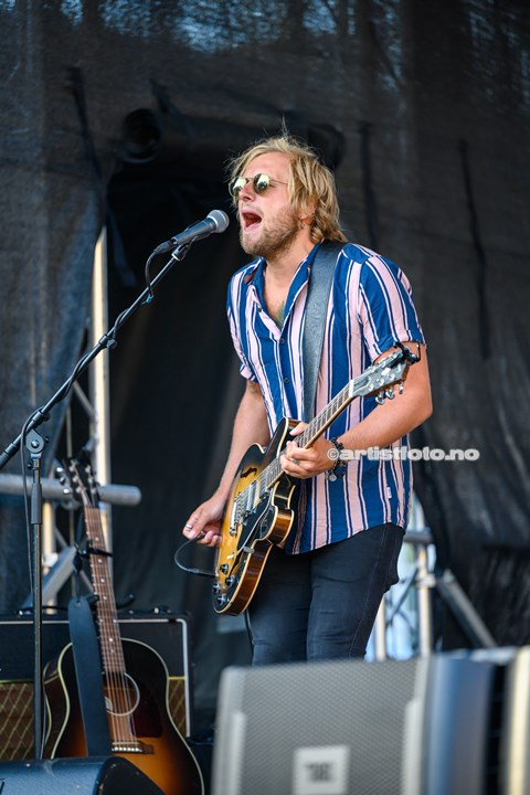 Stråmenn på Øvre Torv i Kristiansand. Foto: Svein Erik Nomeland