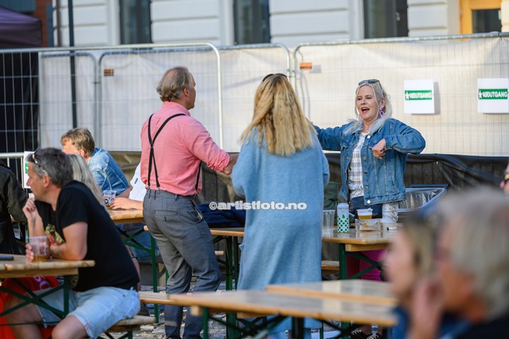 Stråmenn på Øvre Torv i Kristiansand. Foto: Svein Erik Nomeland