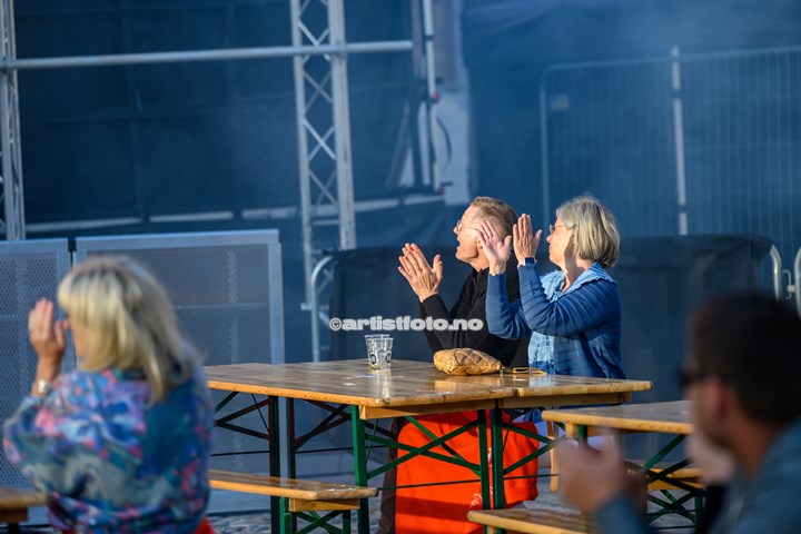 Stråmenn på Øvre Torv i Kristiansand. Foto: Svein Erik Nomeland