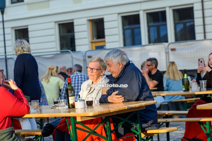 Stråmenn på Øvre Torv i Kristiansand. Foto: Svein Erik Nomeland