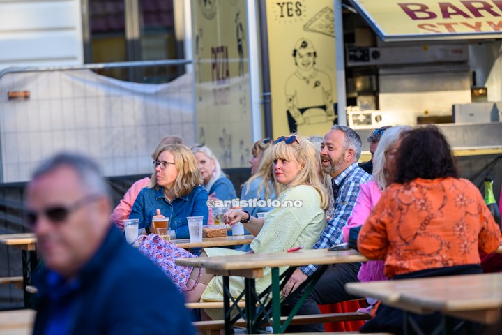 Stråmenn på Øvre Torv i Kristiansand. Foto: Svein Erik Nomeland