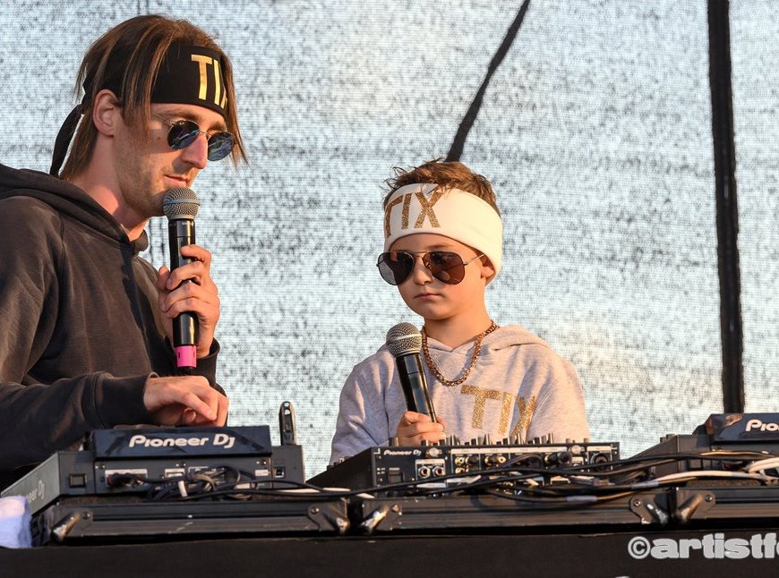 Marinius Husa-Brekke på 5 år fikk prøve seg som DJ for TIX på Skalldyrfestivalen. Foto: Marie Launes