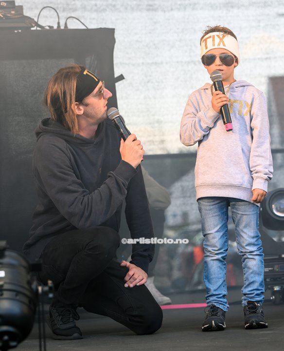 Marinius Husa-Brekke på 5 år fikk prøve seg som DJ for TIX på Skalldyrfestivalen. Foto: Marie Launes