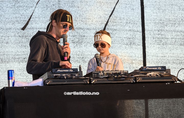 Marinius Husa-Brekke på 5 år fikk prøve seg som DJ for TIX på Skalldyrfestivalen. Foto: Marie Launes