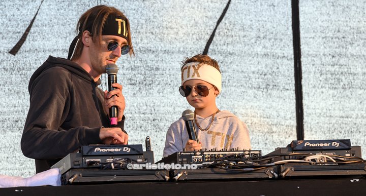 Marinius Husa-Brekke på 5 år fikk prøve seg som DJ for TIX på Skalldyrfestivalen. Foto: Marie Launes