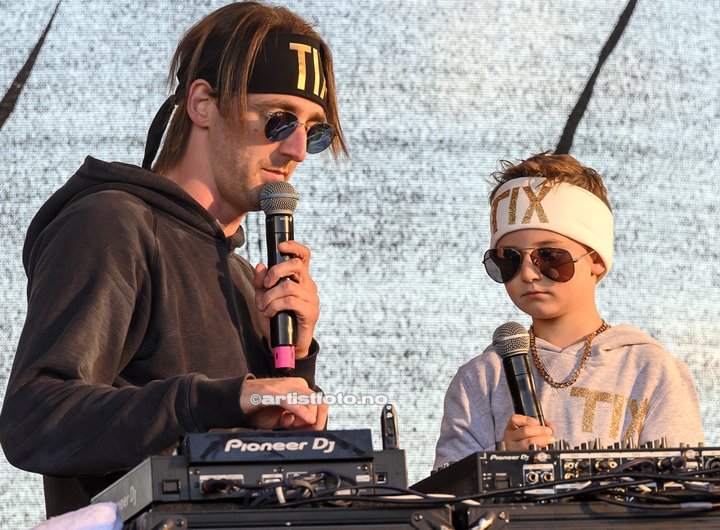 Marinius Husa-Brekke på 5 år fikk prøve seg som DJ for TIX på Skalldyrfestivalen. Foto: Marie Launes