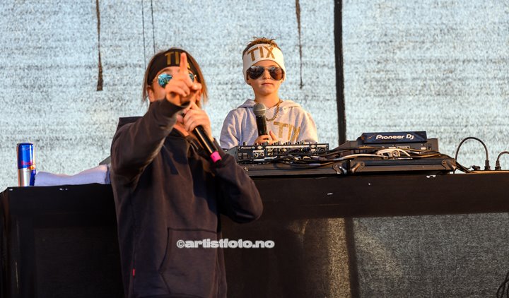 Marinius Husa-Brekke på 5 år fikk prøve seg som DJ for TIX på Skalldyrfestivalen. Foto: Marie Launes