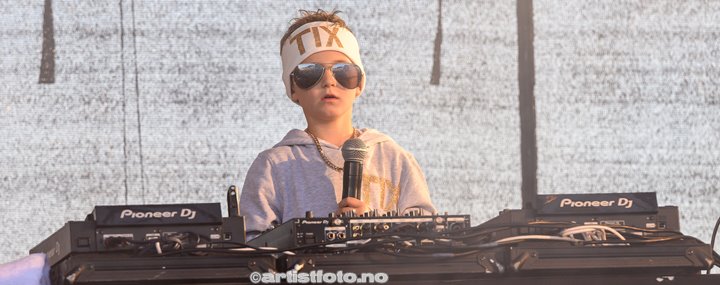 Marinius Husa-Brekke på 5 år fikk prøve seg som DJ for TIX på Skalldyrfestivalen. Foto: Marie Launes