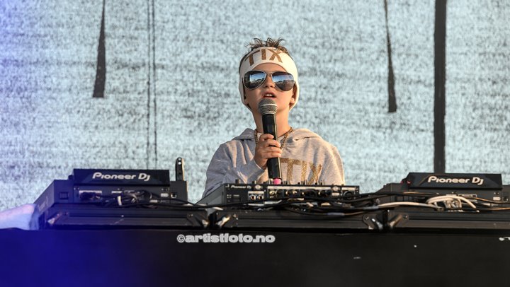 Marinius Husa-Brekke på 5 år fikk prøve seg som DJ for TIX på Skalldyrfestivalen. Foto: Marie Launes