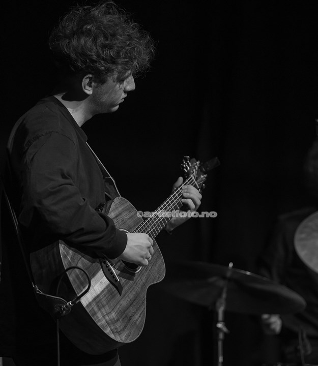 Simon Furnes på gitar, Havsus på Teateret i Kristiansand