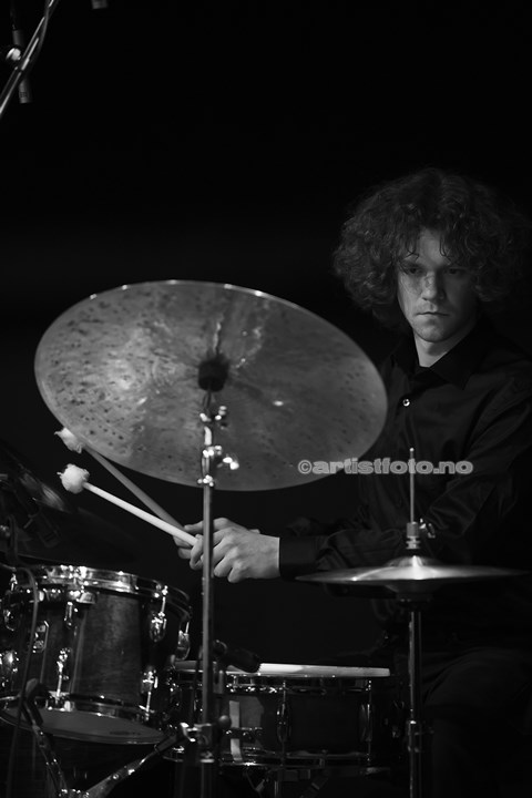 Torbjørn Kamfjord Eriksen vikarierte på trommer for Havsus, på Teateret i Kristiansand