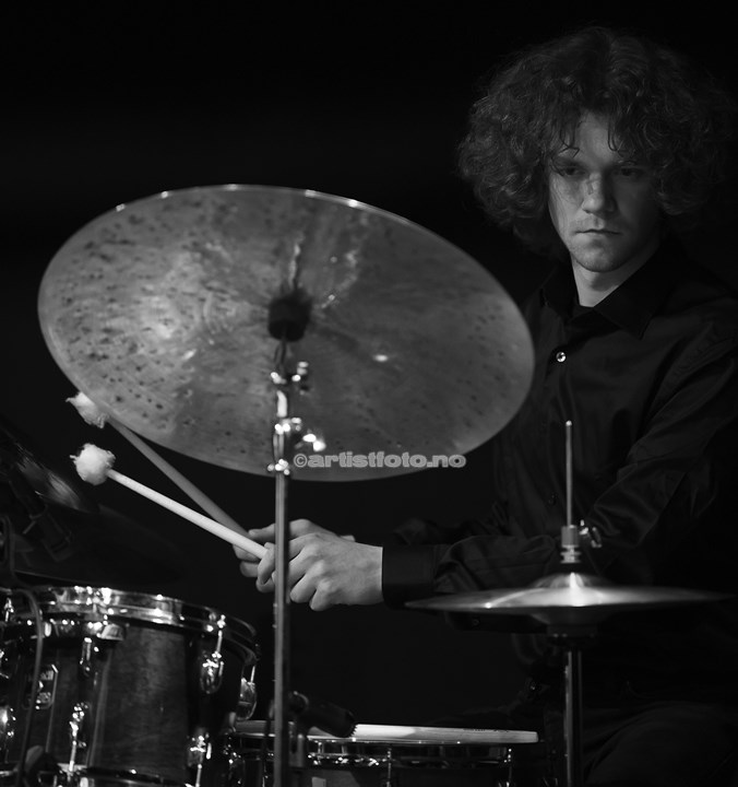 Torbjørn Kamfjord Eriksen vikarierte på trommer for Havsus, på Teateret i Kristiansand