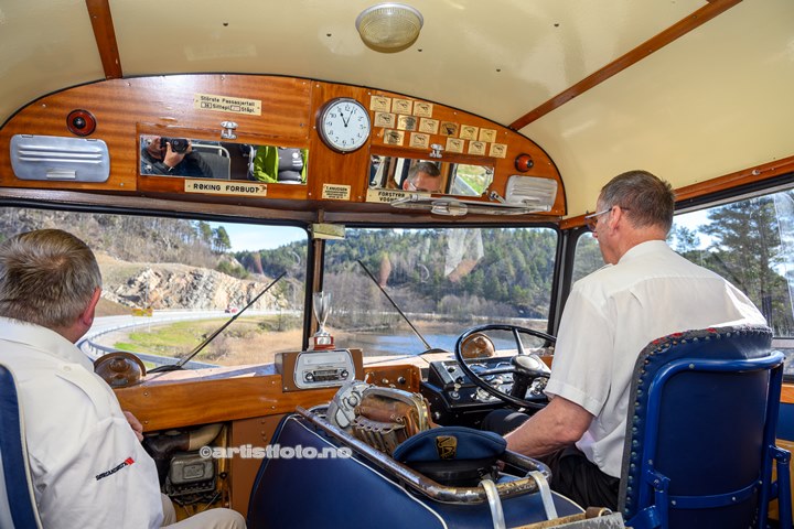 Bussjåfør Reidar Hommen kjørte oss til den nye broa på Try. Holum Historielags 100 års feiring av Knuden.