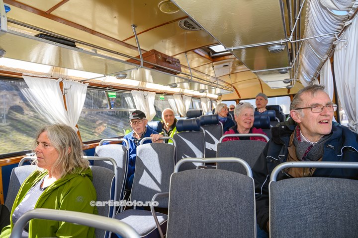 Bussjåfør Arvid Ødegård kjørte oss til den nye broa på Try. Holum Historielags 100 års feiring av Knuden.