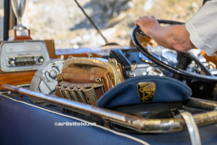 Bussjåfør Arvid Ødegård kjørte oss til den nye broa på Try. Holum Historielags 100 års feiring av Knuden.