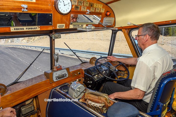 Bussjåfør Arvid Ødegård kjørte oss til den nye broa på Try. Holum Historielags 100 års feiring av Knuden.