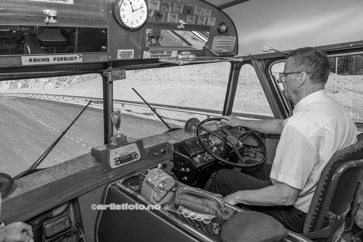 Bussjåfør Arvid Ødegård kjørte oss til den nye broa på Try. Holum Historielags 100 års feiring av Knuden.