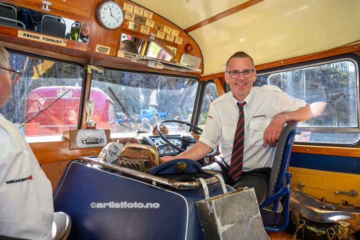 Bussjåfør Reidar Hommen kjørte oss til den nye broa på Try. Holum Historielags 100 års feiring av Knuden.