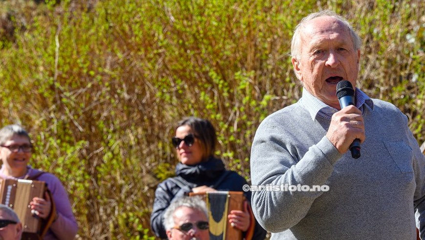 Siggen Høyland med SydVest´n Trekkspillklubb på Holum Historielags 100 års feiring av Knuden. (header)