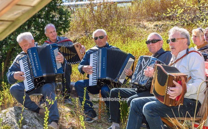 SydVest´n Trekkspillklubb på Holum Historielags 100 års feiring av Knuden.