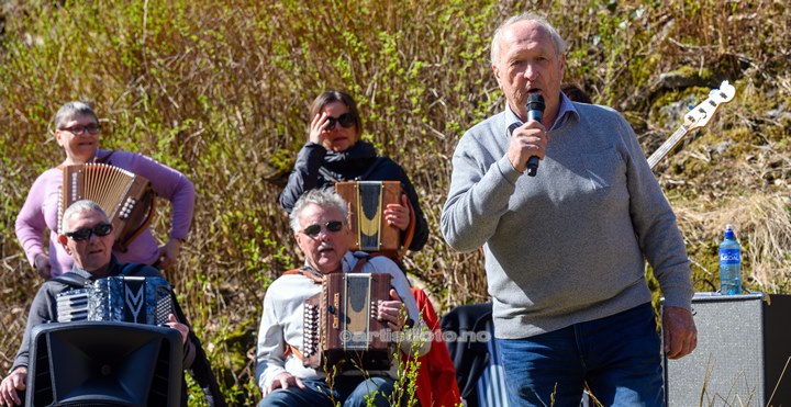 Siggen Høyland med SydVest´n Trekkspillklubb på Holum Historielags 100 års feiring av Knuden.