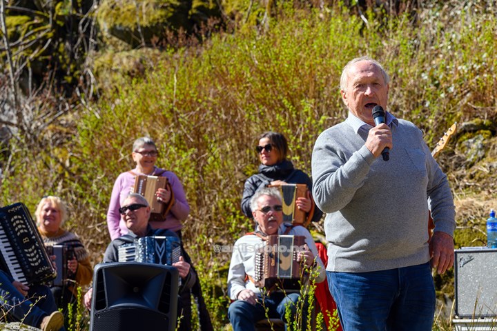 Siggen Høyland med SydVest´n Trekkspillklubb på Holum Historielags 100 års feiring av Knuden.