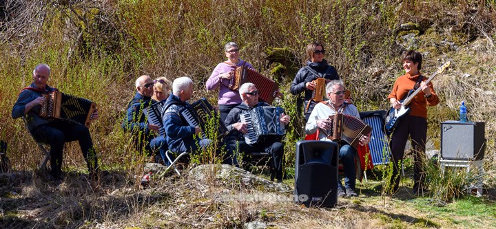 SydVest´n Trekkspillklubb på Holum Historielags 100 års feiring av Knuden. De som stilte: Siggen Høyland, Alv Tore Romedal, Hege Eikaas Aamdal, Lajla Stausland, Rita Vevle, Gunnar Ormestad, Fritz Aanensen, Gunnar Hangeland, Kikki Eikaas Try.