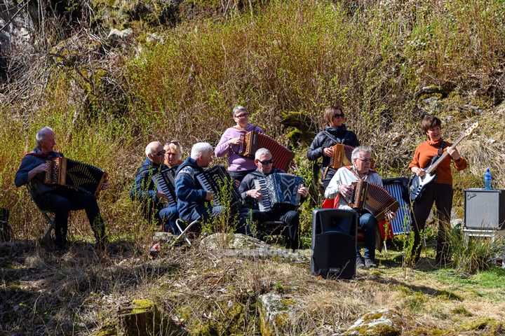SydVest´n Trekkspillklubb på Holum Historielags 100 års feiring av Knuden. De som stilte: Siggen Høyland, Alv Tore Romedal, Hege Eikaas Aamdal, Lajla Stausland, Rita Vevle, Gunnar Ormestad, Fritz Aanensen, Gunnar Hangeland, Kikki Eikaas Try.