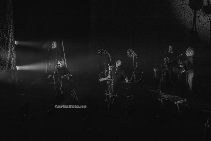 Wardruna består av: Einar Selvik, Lindy-Fay Hella Arne Sandvoll, Eilif Gundersen, HC Dalgaard, John Stenersen John Stenersen, i Kilden Kristiansand. Foto: Svein Erik Nomeland