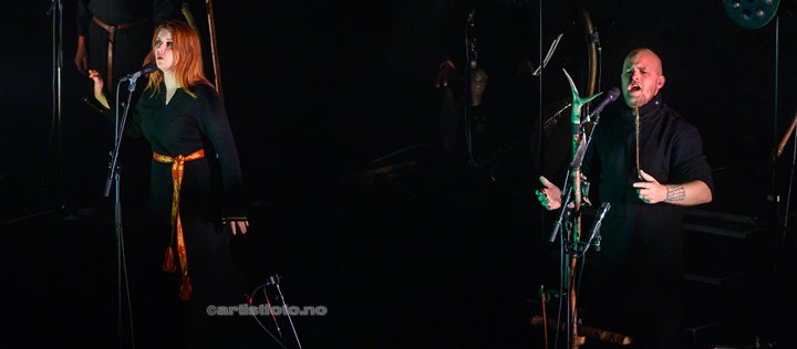 Fra venstre: Lindy-Fay Hella, Einar Selvik, Wardruna, i Kilden Kristiansand. Foto: Svein Erik Nomeland