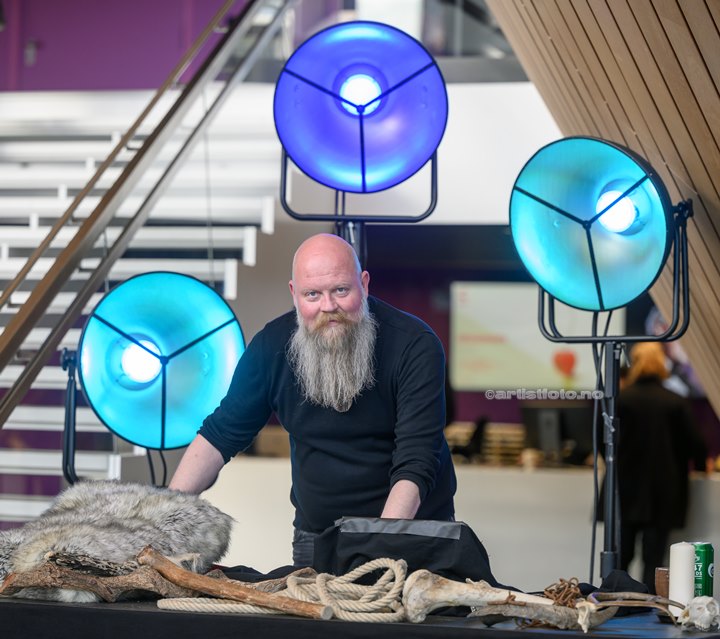 Kjetil Nordhus kjørte vorspiel med musikk i Kildens foajé, før Wardruna konserten i Kilden. Foto: Svein Erik Nomeland
