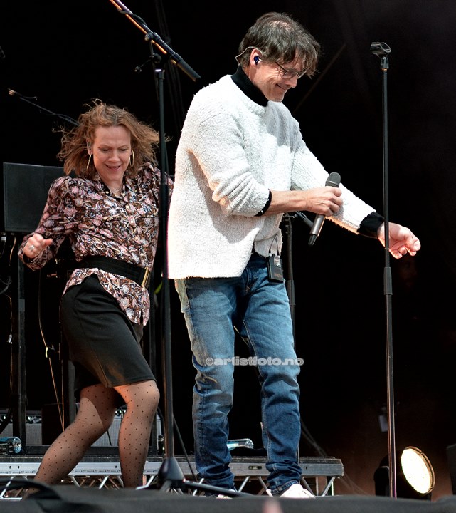 Fra venstre: Anneli Drecker og Morten Harket, a-ha , Canal Street, Arendal. Foto: Stine Hommelsgård