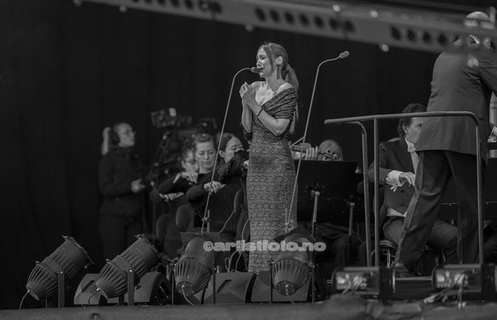 Ilaria Della Bidia og Kristiansand Symfoniorkester på Bystranda i Kristiansand.