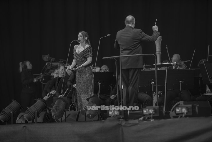 Ilaria Della Bidia og Kristiansand Symfoniorkester på Bystranda i Kristiansand.