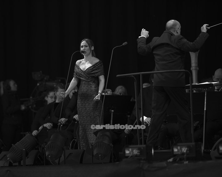 Ilaria Della Bidia og Kristiansand Symfoniorkester på Bystranda i Kristiansand.