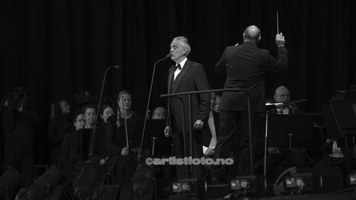 Andrea Bocelli og Kristiansand Symfoniorkester på Bystranda i Kristiansand. Foto: Svein Erik Nomeland