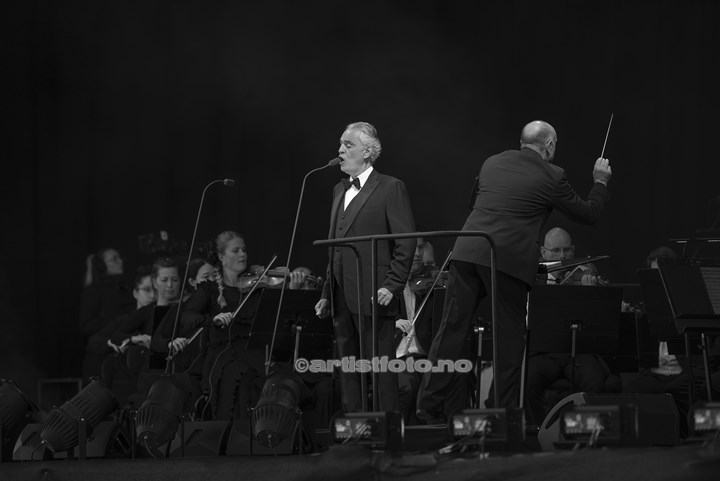 Andrea Bocelli og Kristiansand Symfoniorkester på Bystranda i Kristiansand. Foto: Svein Erik Nomeland