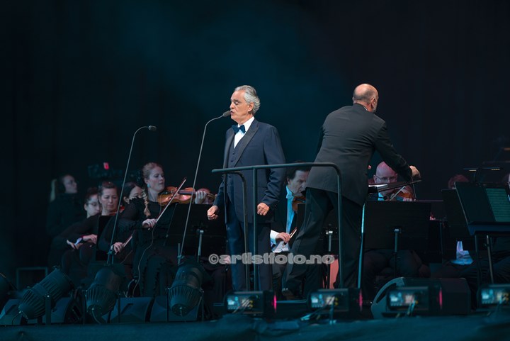 Andrea Bocelli og Kristiansand Symfoniorkester på Bystranda i Kristiansand. Foto: Svein Erik Nomeland