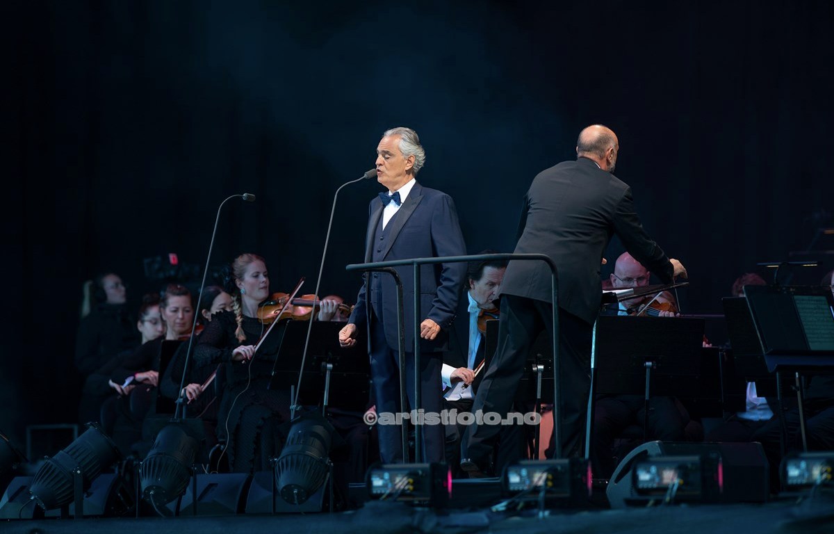 Andrea Bocelli og Kristiansand Symfoniorkester på Bystranda i Kristiansand (header). Foto: Svein Erik Nomeland