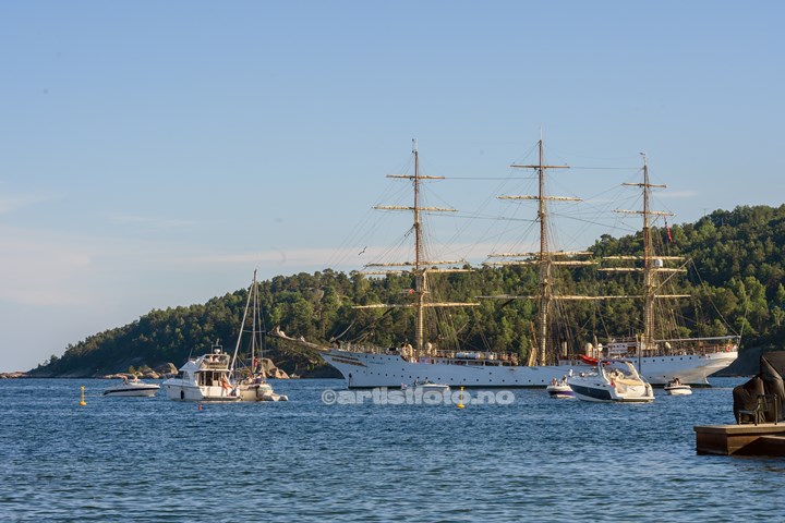 Fullriggeren Sørlandet var et flott skue under under Andrea Bocelli konserten. Foto: Svein Erik Nomeland
