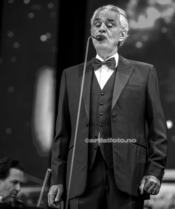 Andrea Bocelli og Kristiansand Symfoniorkester på Bystranda i Kristiansand. Foto: Svein Erik Nomeland