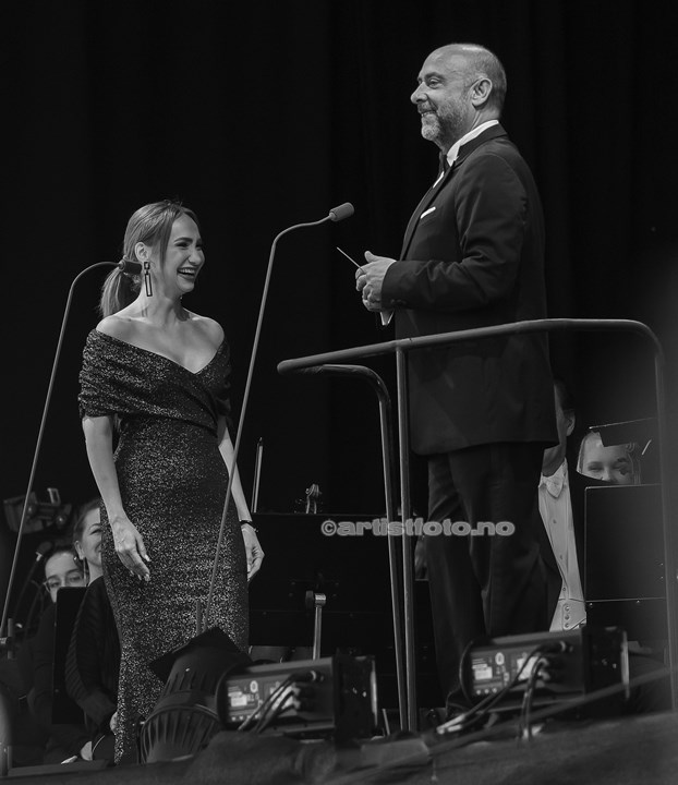 Ilaria Della Bidia sang sammen med Andrea Bocelli på Bystranda i Kristiansand. Foto: Svein Erik Nomeland